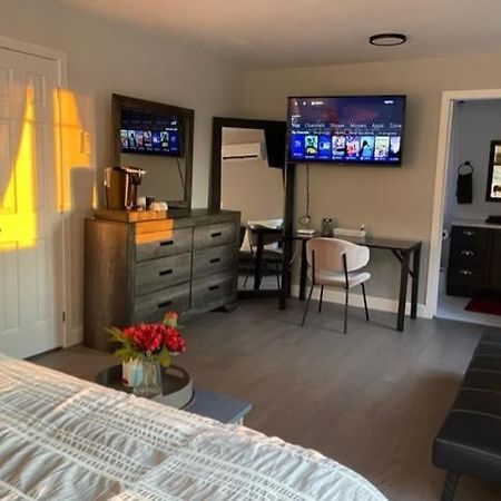Hostal Sunsets At The Oasis Greater Napanee Exterior foto